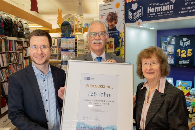 Franziskus Weinert (4. Generation), neben IHK-Hauptgeschäftsführer Arne Rössel und Gisela Hermann-Weinert (3. Generation), bei der Übergabe der Jubiläumsurkunde anlässlich des 125-jährigen Bestehens.